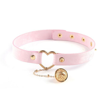 Coleira bondage rosa em couro sintético com pingente metálico