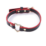 Coleira choker BDSM preta e vermelha com coração metálico e fivela ajustável