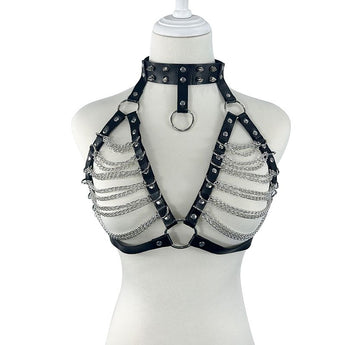 Harness feminino preto com contorno de busto, correntes e fivelas metálicas