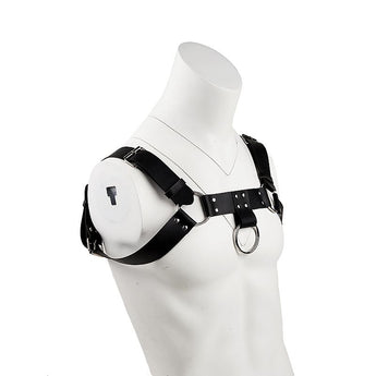 Harness masculino preto ajustável com argolas metálicas para fetiche BDSM