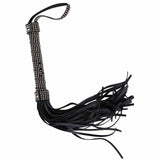 Chicote flogger BDSM preto em PU com pedras prateadas no cabo e 50 cm