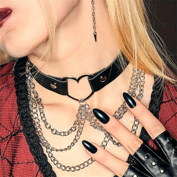 Coleira choker BDSM preta em couro sintético com correntes e spikes metálicos