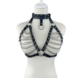 Harness feminino preto com contorno de busto, correntes e fivelas metálicas