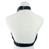 Harness feminino preto com contorno de busto, correntes e fivelas metálicas